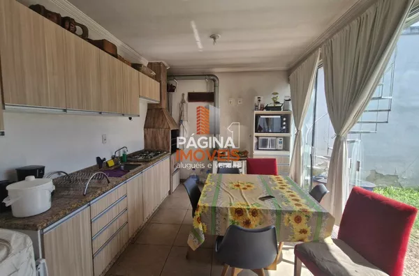 Cozinha e espaço gourmet com sala de jantar