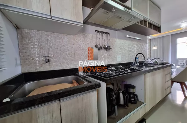 Cozinha com área de serviço integrada