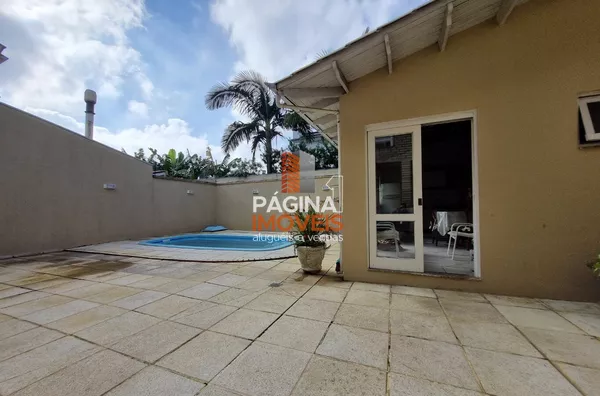 Pátio dos fundos com quiosque e piscina