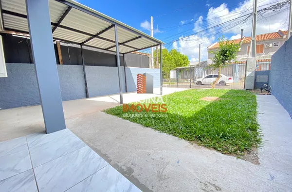 Pátio da frente com garagem e jardim