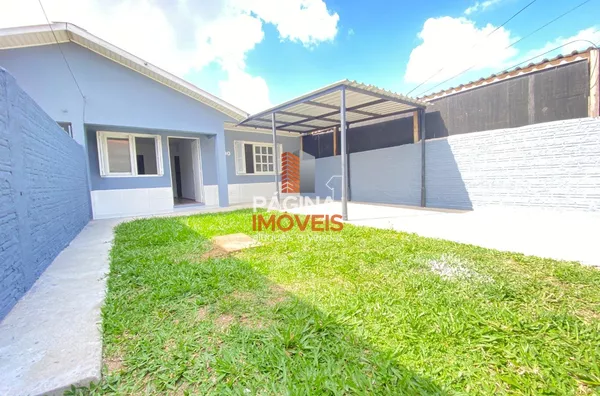Pátio da frente com garagem e jardim