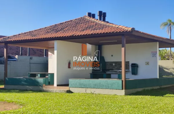 QUIOSQUE COM CHURRASQUEIRA