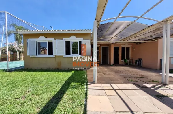Fachada da casa com jardim