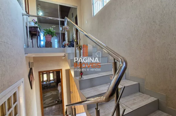 Escada acesso segundo piso imóvel