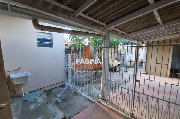 Pátio da frente com área de serviço