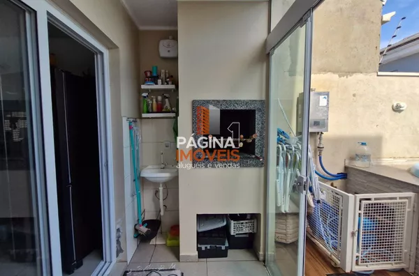 ÁREA DE LAZER COM CHURRASQUEIRA