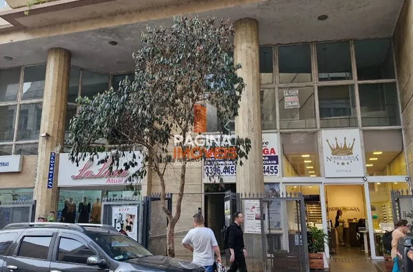 Página 1 Imóveis anuncia excelente opção de apartamento de 2 dormitórios e 2 banheiros no "Condomínio Duque", bairro centro, em Porto Alegre. - Foto 1