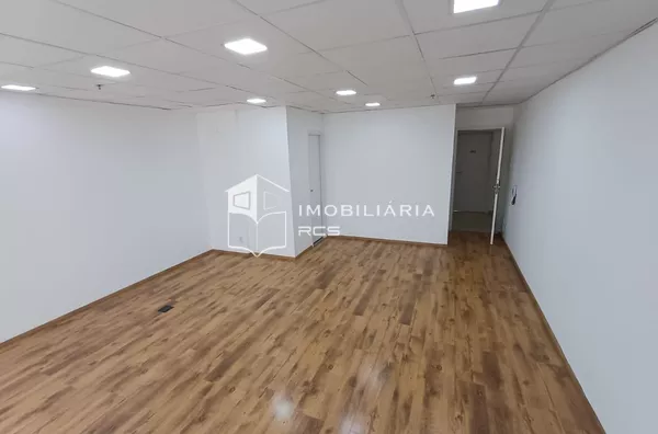 Sala Comercial de 40m² para Alugar em Frente ao Fórum Trabalhista | Av. Marquês de São Vicente