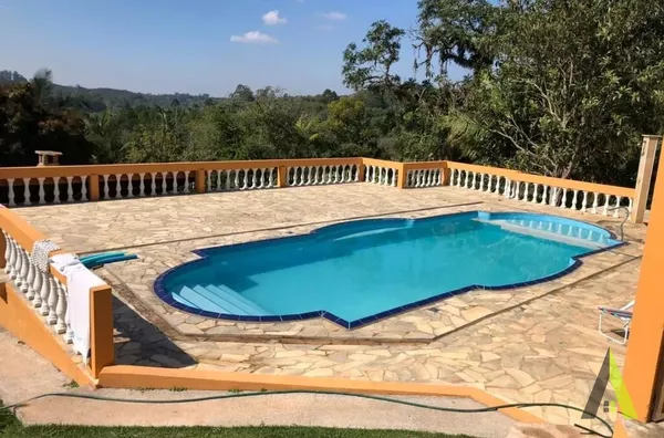 Chácara Rodeada de Muito Verde em São Roque!