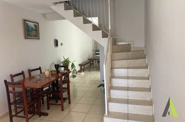 Sobrado em Bairro Tradicional  de São Roque! 