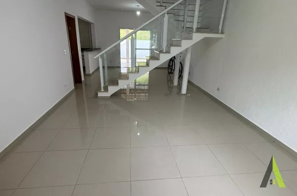 Sobrado Alto Padrão em Condomínio Fechado com Acabamento de Primeira em São Roque!