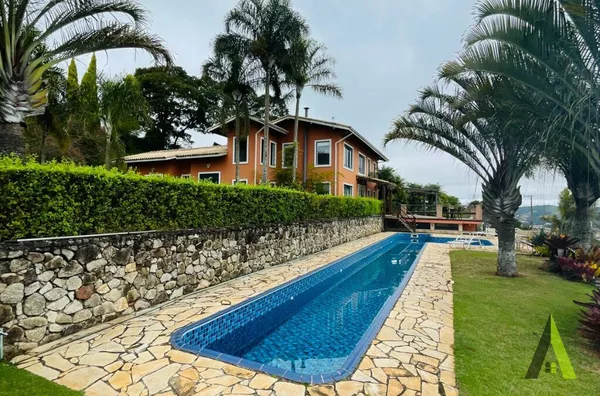 Casa Térrea  com Vista para Montanhas em Condomínio Fechado em São Roque!