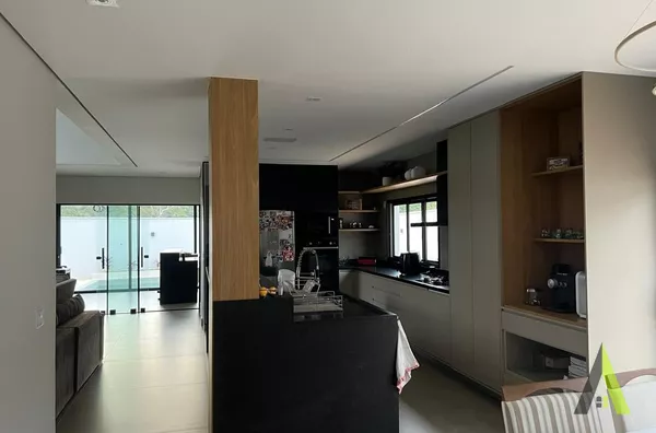 Casa de Alto Padrão em Condomínio Fechado Rodeado de muito Verde em  São Roque!