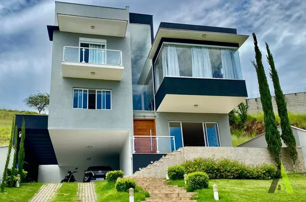 Casa de Alto Padrão em Condomínio Fechado Rodeado de muito Verde em  São Roque!