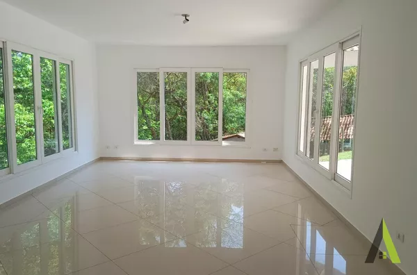 Casa de Alto Padrão em Condomínio Fechado em São Roque! 