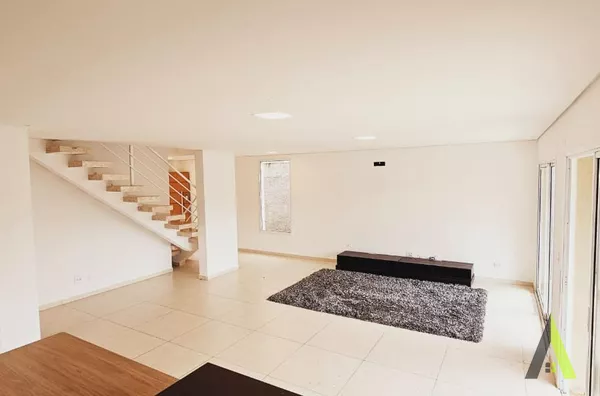 Sobrado em Condomínio Fechado de Alto Padrão com Área Verde em São Roque!