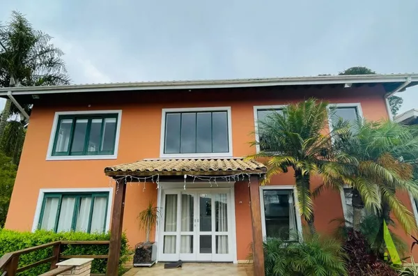 Casa Térrea  com Vista para Montanhas em Condomínio Fechado em São Roque!