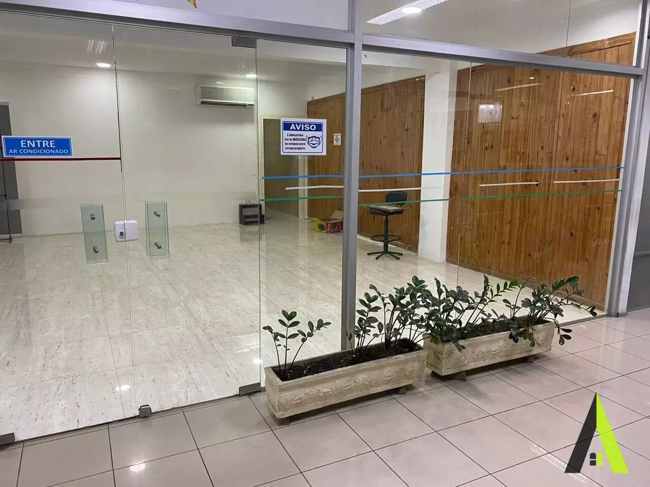 Sala Comercial Decorada em So Roque! - SA302