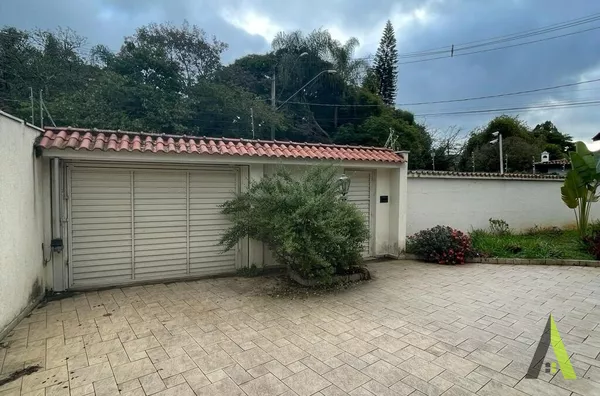 Casa Térrea com Quintal no centro de São Roque! 