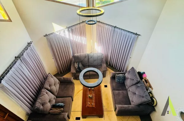 Casa Térrea de Alto Padrão em São Roque!