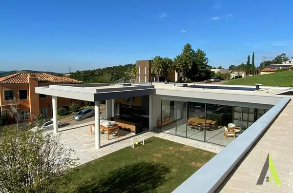 Casa de Alto Padrão em Condomínio Fechado em São Roque! 