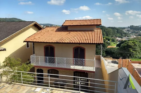 Sobrado com Área Gourmet Completa em Condomínio Fechado de São Roque! 