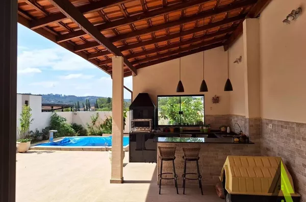 Casa em Condomínio Fechado em São Roque!