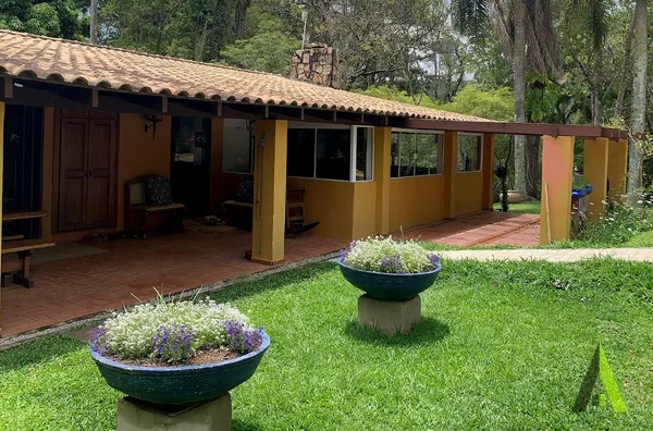 Sitio Avarandado com Horta Orgânica e Nascente de Água em São Roque!