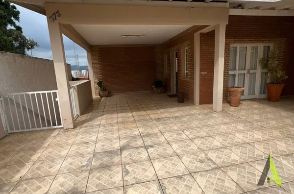 Casa Térrea em Bairro Tradicional em São Roque! 