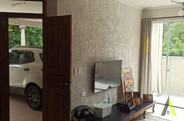  Sobrado coma Área Gourmet em Condomínio Fechado de São Roque!