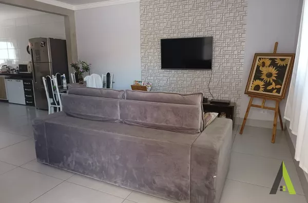 Casa Térrea em Avenida Comercial de São Roque!