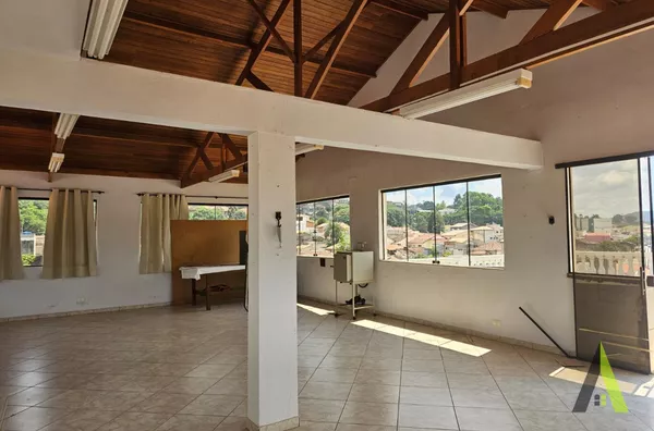 Sobrado no Centro de São Roque! 