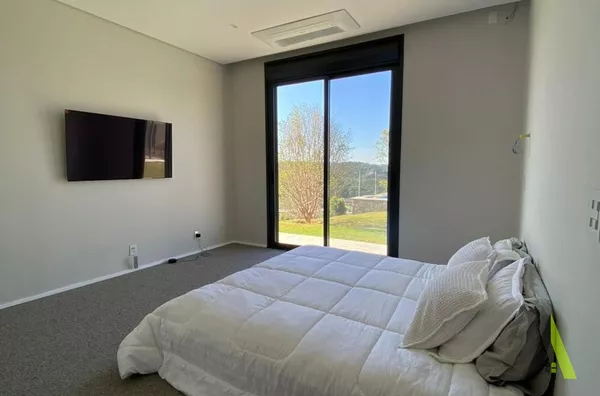 Casa de Alto Padrão em Condomínio Fechado em São Roque! 