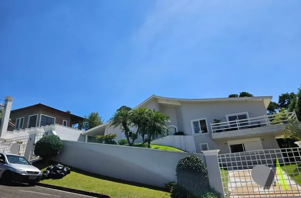 Casa Térrea  em Condomínio Fechado com Acabamento de Primeira em São Roque!