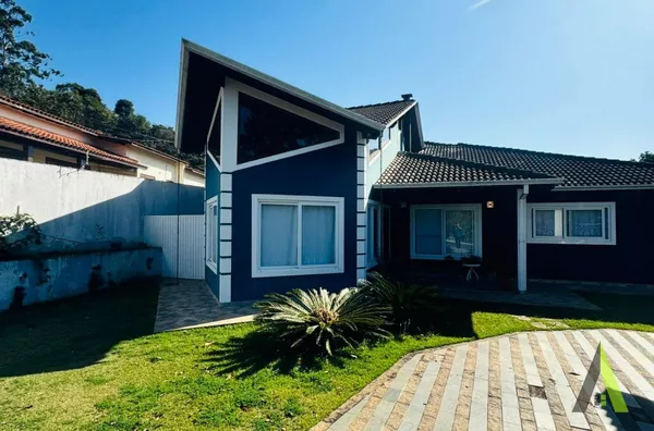 Casa Térrea de Alto Padrão em São Roque!