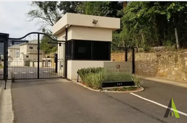 Sobrado em Condomínio Fechado em São Roque! 