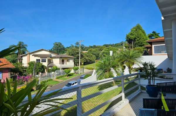 Casa Térrea  em Condomínio Fechado com Acabamento de Primeira em São Roque!