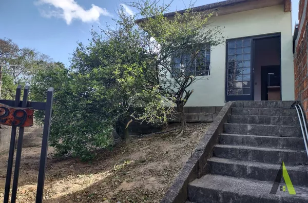 Casa rodeada de muito verde em São Roque!