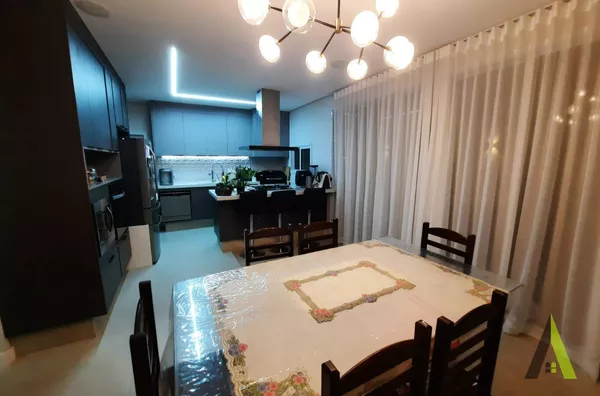  Sobrado em Condomínio Fechado de Alto Padrão com Área Verde em São Roque!