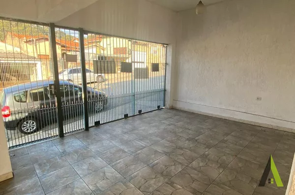 Casa Térrea no Centro da Cidade de São Roque! 