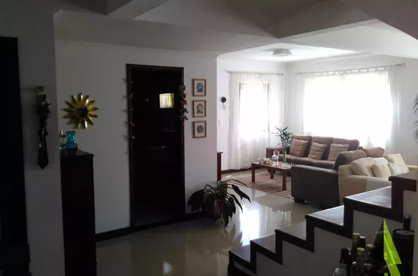 Sobrado de Alto Padrão com Vista Fantástica para a Cidade de São Roque! 