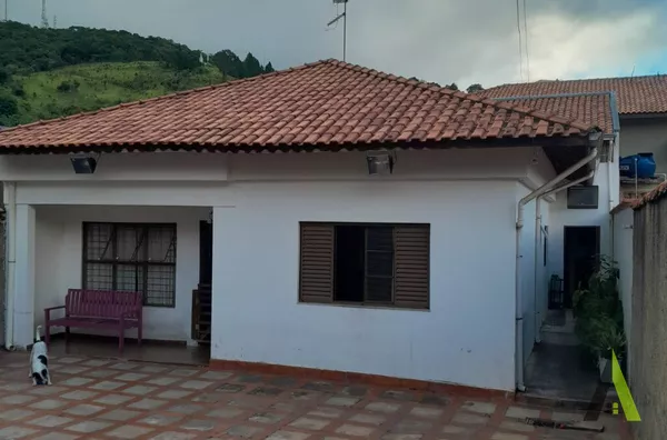 Casa Térrea com Amplo Quintal em São Roque! 