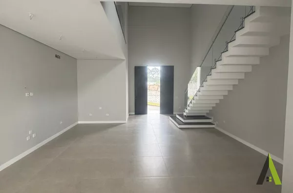 Sobrado em Condomínio Fechado com Acabamento de Primeira em São Roque!