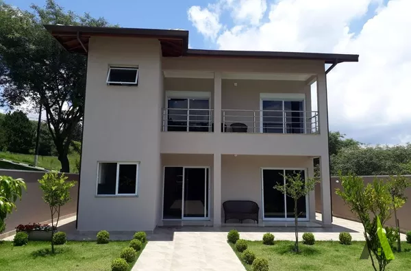 Casa de Alto Padrão em Condomínio Fechado Rodeado de muito Verde em  São Roque!