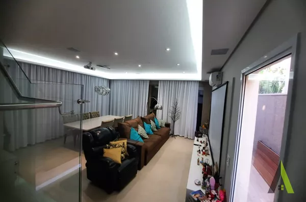  Sobrado em Condomínio Fechado de Alto Padrão com Área Verde em São Roque!