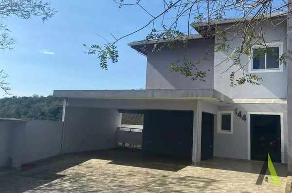Casa de Alto Padrão em Condomínio Fechado Rodeado de muito Verde em  São Roque!
