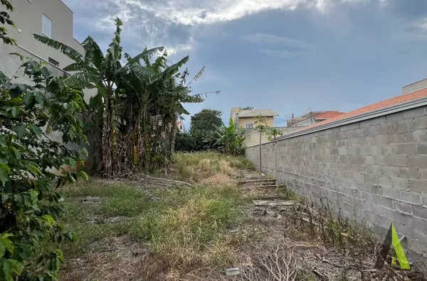 Terreno com Frente Para Duas Ruas em São Roque!