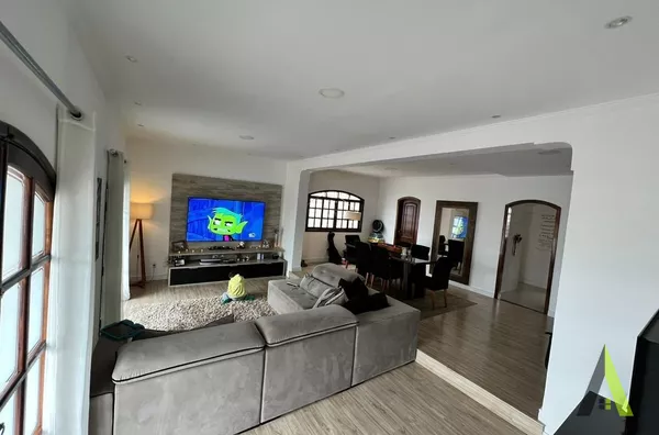 Sobrado em Bairro Nobre de São Roque!