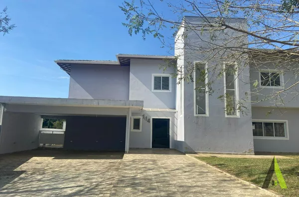 Casa de Alto Padrão em Condomínio Fechado Rodeado de muito Verde em  São Roque!