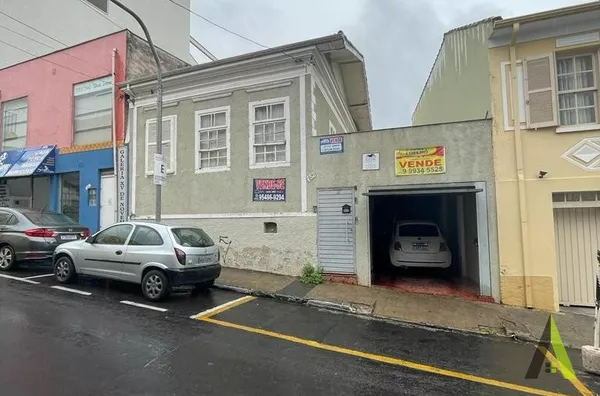 Casa no Centro de  São Roque!